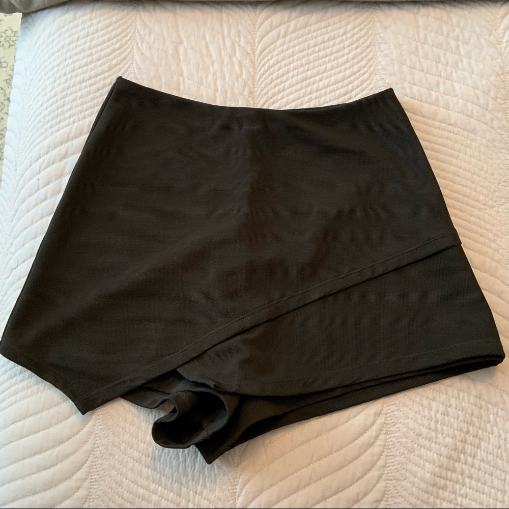 TOBI SKORT